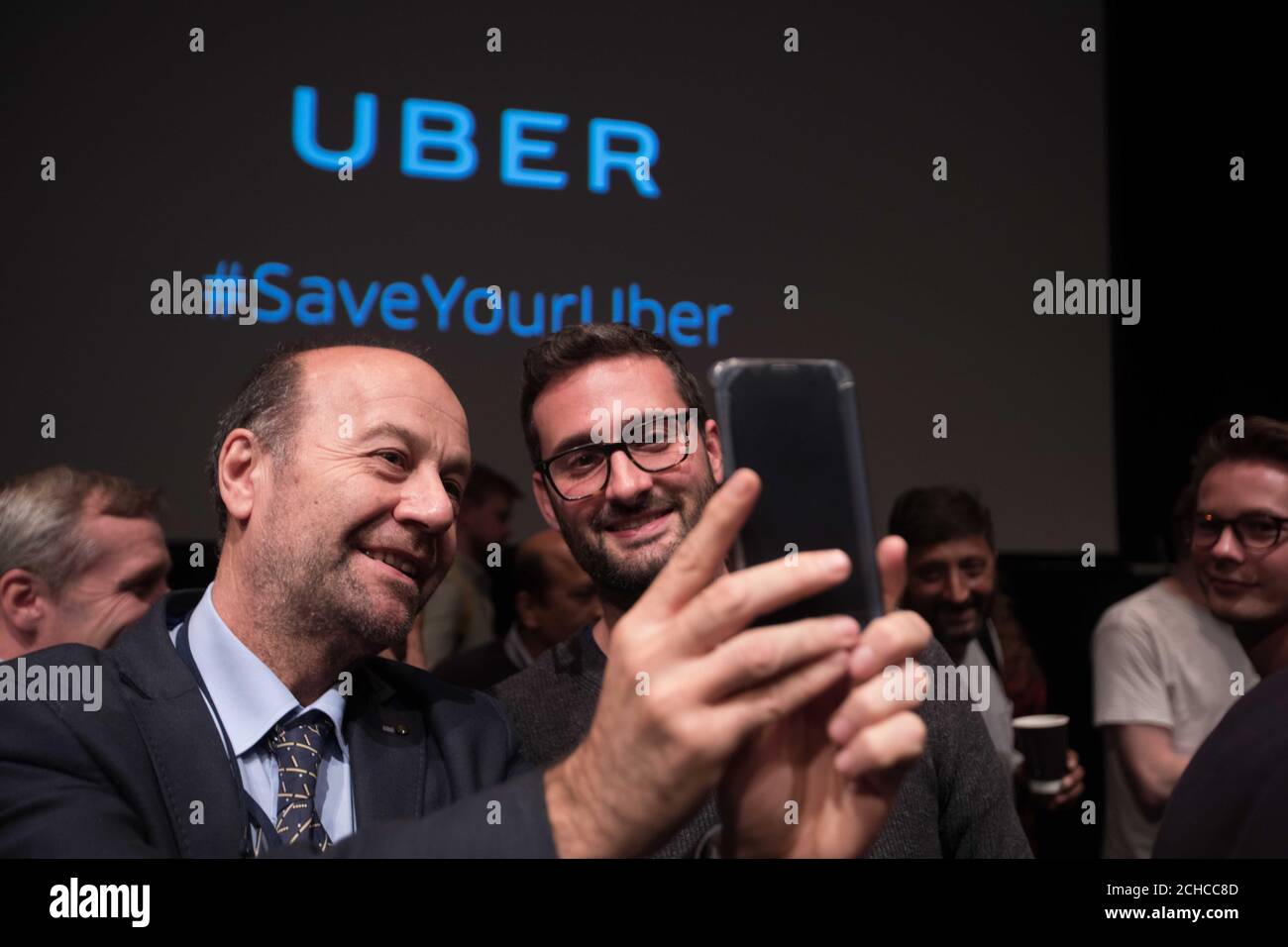 Fred Jones, responsable des villes britanniques à Uber, prend un selfie avec un chauffeur lors d'un événement dans le centre de Londres pour les conducteurs Uber suite à la décision de TfL de ne pas renouveler le permis de taxi apps à Londres. Banque D'Images