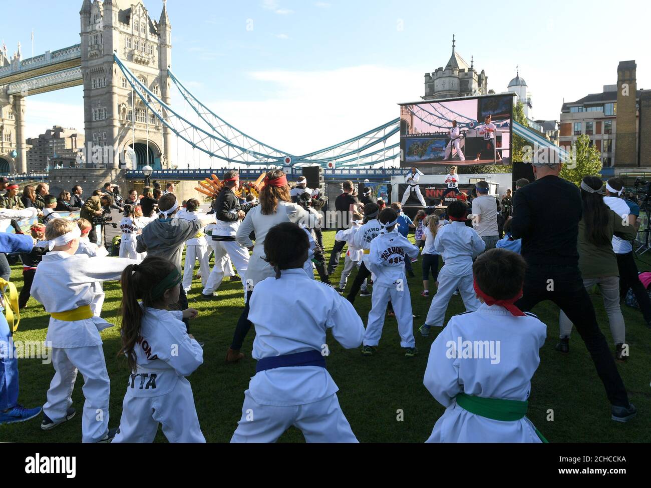 UTILISATION ÉDITORIALE SEULES les familles participent à un cours d'arts martiaux organisé par le double médaillé d'or olympique Jade Jones à Potters Fields, Londres, pour célébrer le film LEGO Ninjago, qui est sorti dans les cinémas du Royaume-Uni le 13 octobre. Banque D'Images