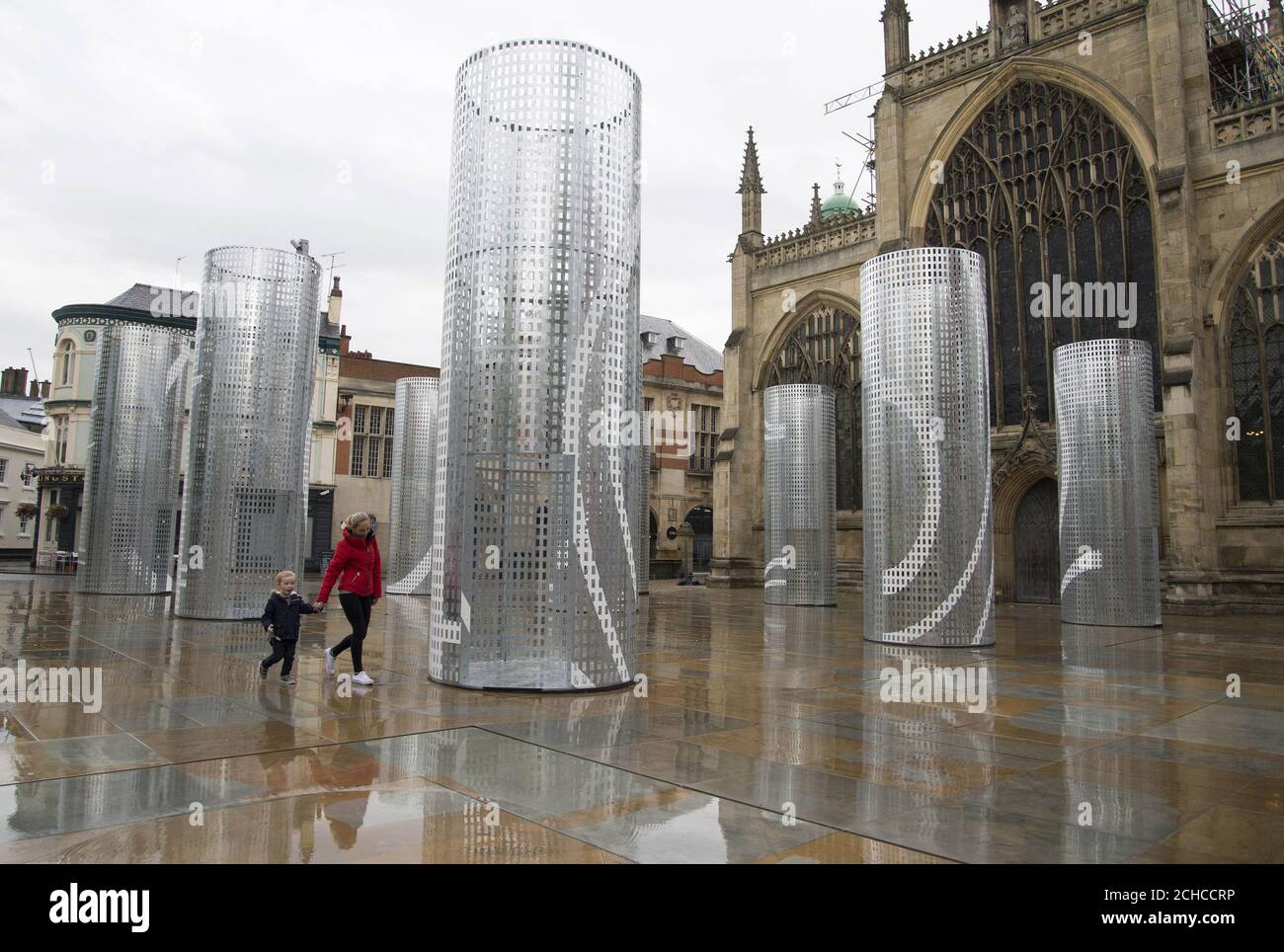 USAGE ÉDITORIAL EXCLUSIF &Ocirc;UN hall pour Hull&Otilde; avec &Ocirc;trois points de vue&Otilde; une commission conjointe du Royal Institute of British Architects (RIBA) et de Hull UK City of Culture 2017, est dévoilée au public à l'extérieur de Hull Minster. Banque D'Images