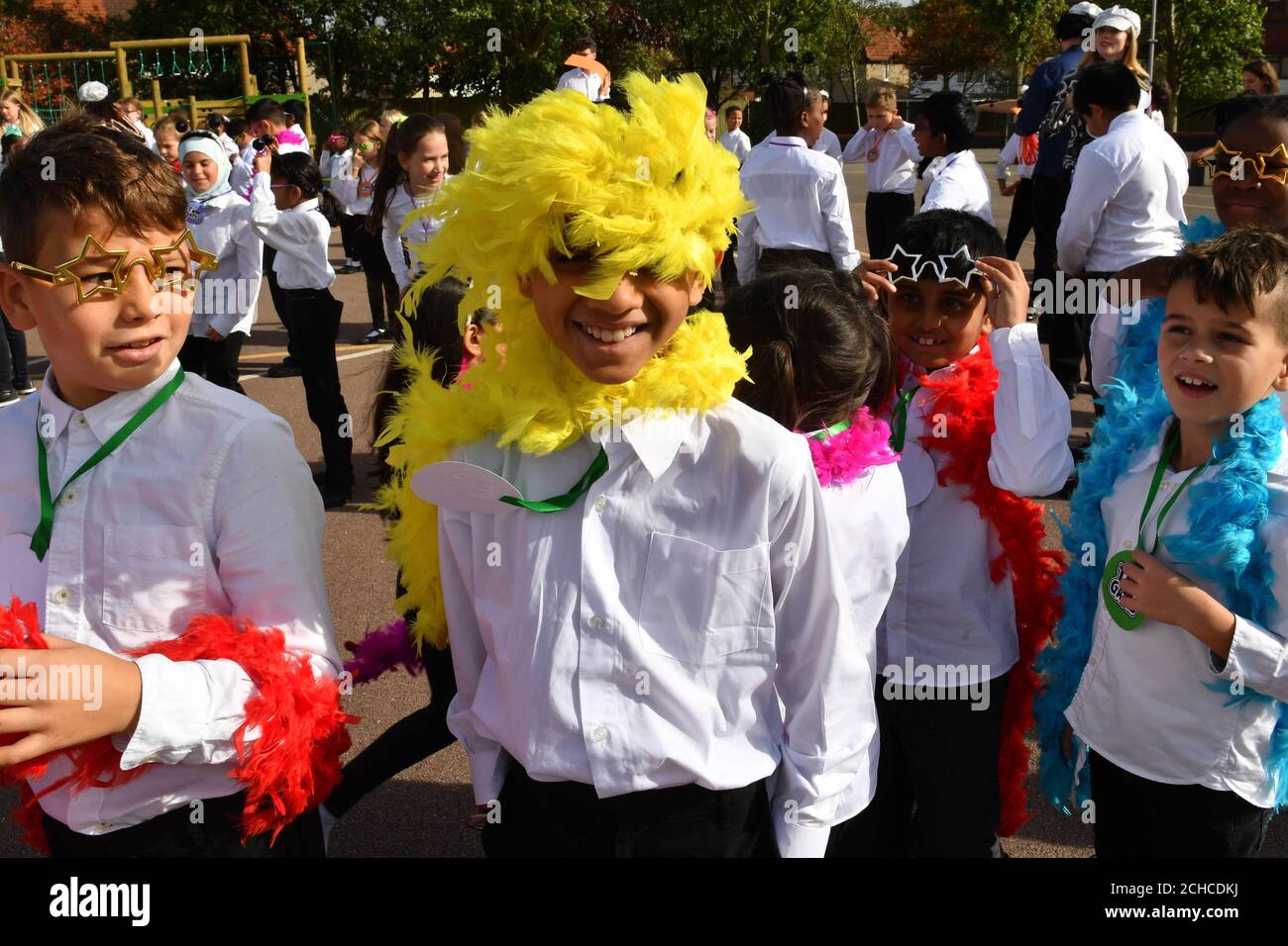 UTILISATION ÉDITORIALE SEULEMENT UN groupe de 314 élèves de l'école primaire Horsenden à Middlesex briser un titre Guinness World Records pour la plus grande danse disco, qui avait été précédemment 280, pour célébrer le lancement du nouveau livre de Liz Pichon Tom Gates:Epic Adventure (Kind of!) Publié par Scholastic UK. Banque D'Images