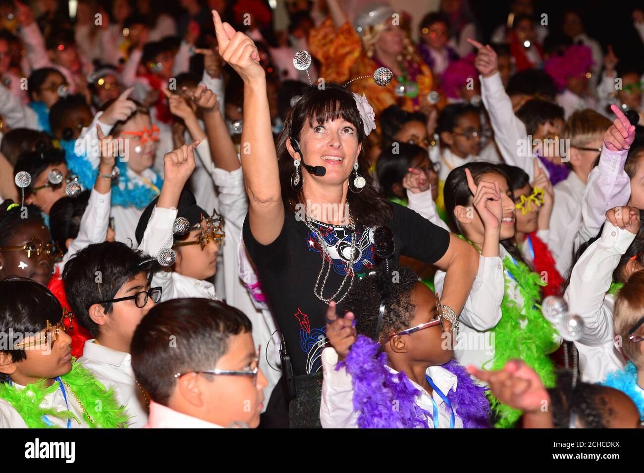 Auteur Liz Pichon et 314 élèves de l'école primaire Horsenden à Middlesex cassent un titre Guinness World Records pour la plus grande danse disco, qui avait été précédemment 280, pour célébrer le lancement du nouveau livre de Liz Tom Gates:Epic Adventure (Kind of!) Publié par Scholastic UK. Banque D'Images