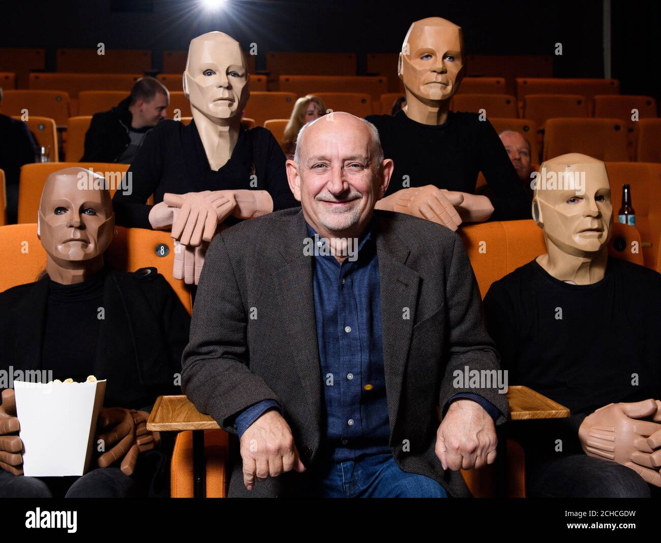 L'écrivain Doug Naylor avec des fans de Red Dwarf vêtus comme le personnage Kryten lors d'une projection spéciale à l'Aldgate de Curzon à Londres de l'épisode final de Red Dwarf XII, qui diffuse le jeudi 16 novembre sur Dave à 21h00, avec la série complète disponible sur UKTV Play. Banque D'Images