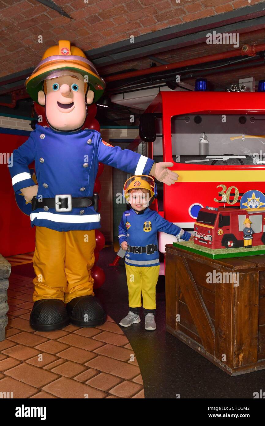Jacob Thomas 3 Ans De Runcorn Rencontre Sam Le Pompier Lorsqu Il Celebre Son 30e Anniversaire Lors D Une Fete D Anniversaire Speciale Qui A Lieu Au Mattel Play Liverpool A L Albert Dock Photo Stock