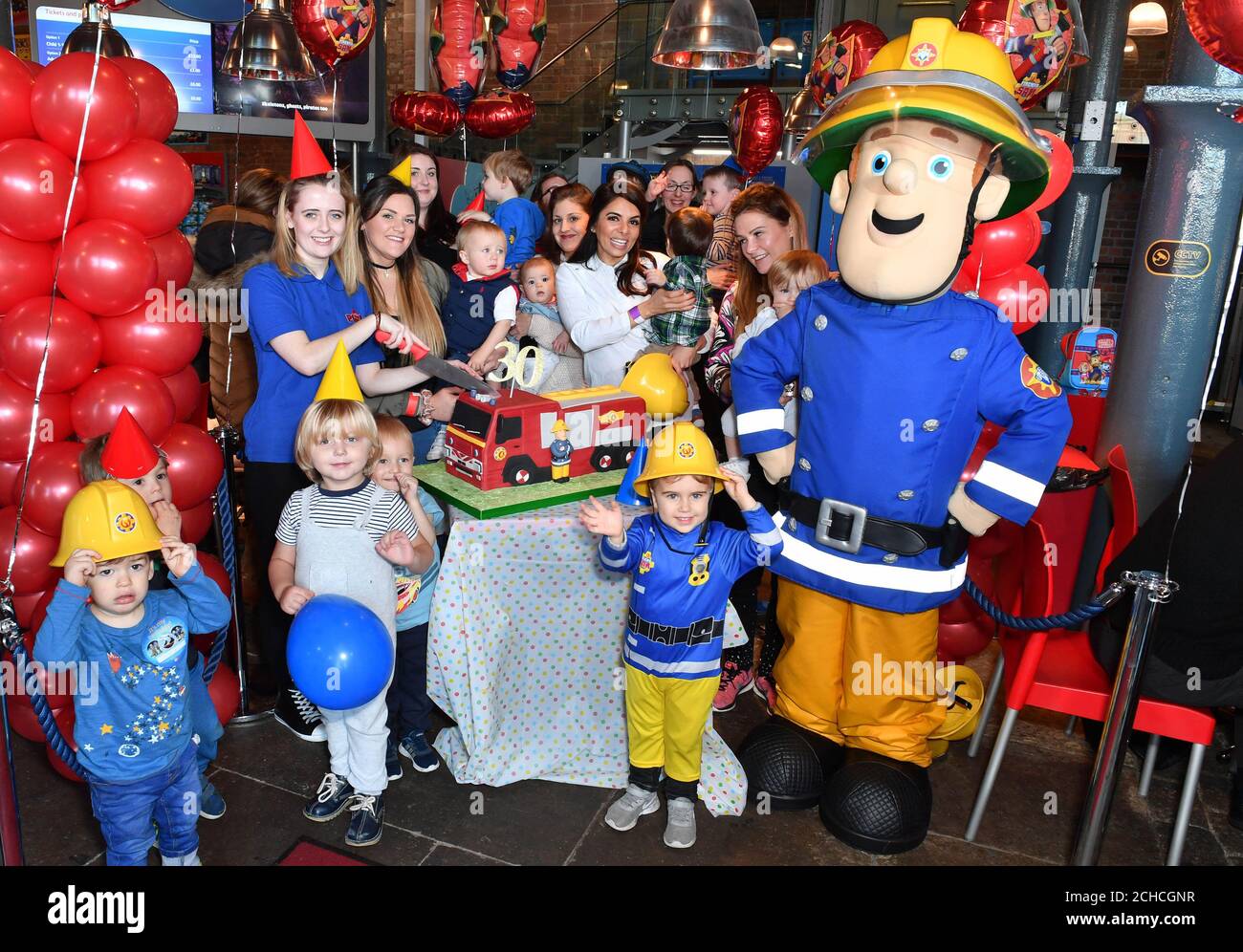 Usage Editorial Exclusif Les Jeunes Gagnants Du Concours Et Leurs Parents Rencontrent Sam Le Pompier Lorsqu Il Celebre Son 30e Anniversaire Lors D Une Fete D Anniversaire Speciale Qui A Lieu Au Mattel Play Liverpool