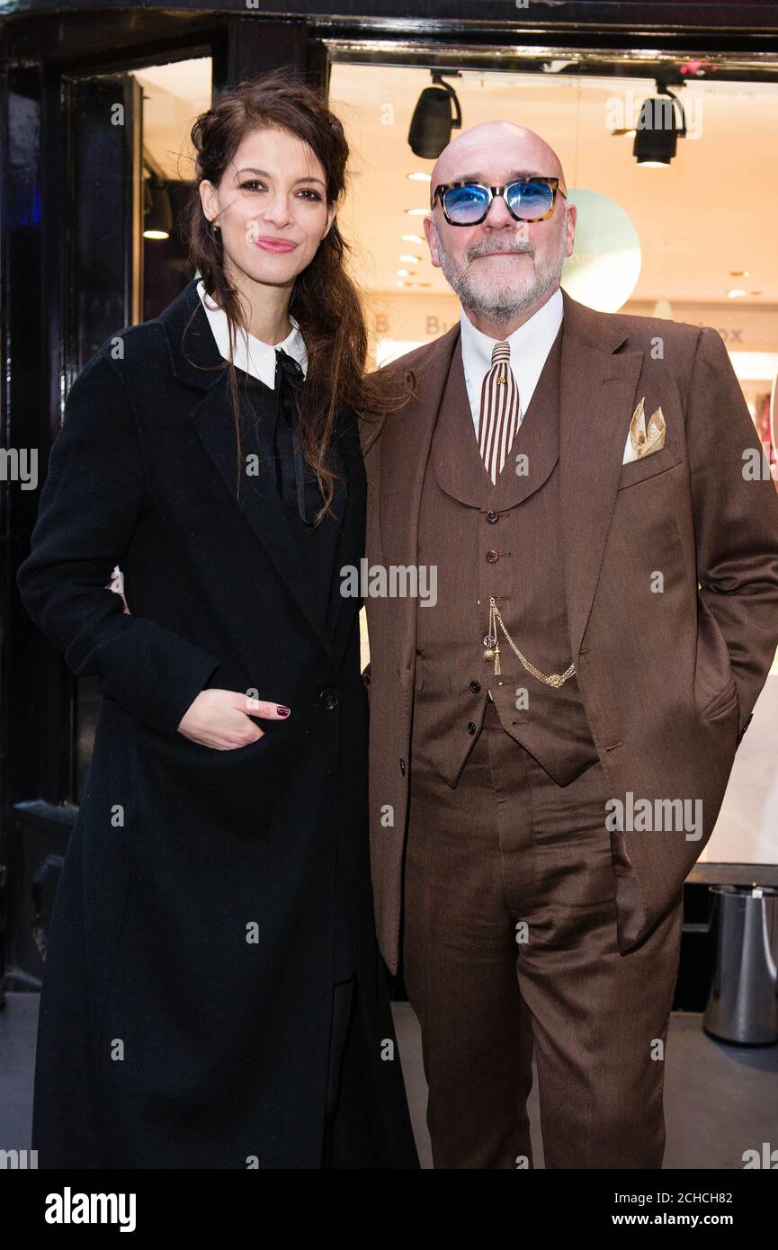 Lauren Gold, fille du regretté Warren Gold, et le tailleur de Soho Mark Powell, dévoilent une plaque pour célébrer l'emblématique boutique Lord John au 43 Carnaby Street, Londres. Banque D'Images
