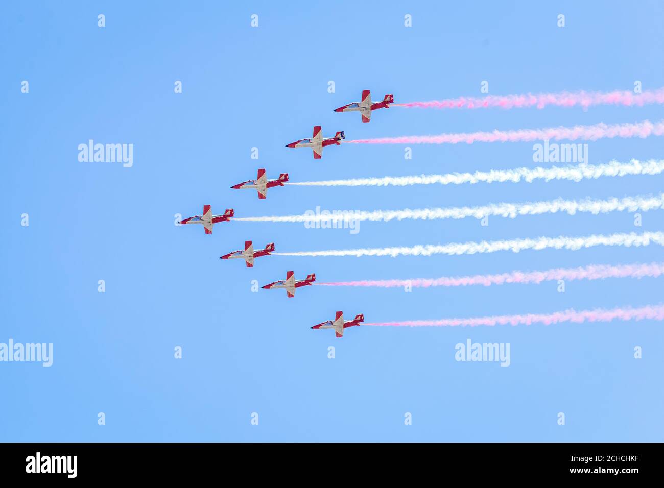 Des avions de combat militaires armés modernes flotent en formation dans le ciel. Banque D'Images