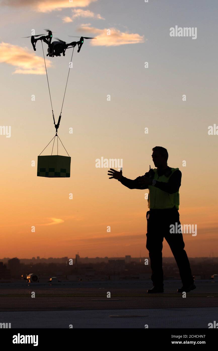 Un drone, démontrant le transport de fournitures médicales, arrive au King's College Hospital dans le sud de Londres alors que Nesta lance le « Flying High Challenge », en partenariat avec Innovate UK. Banque D'Images