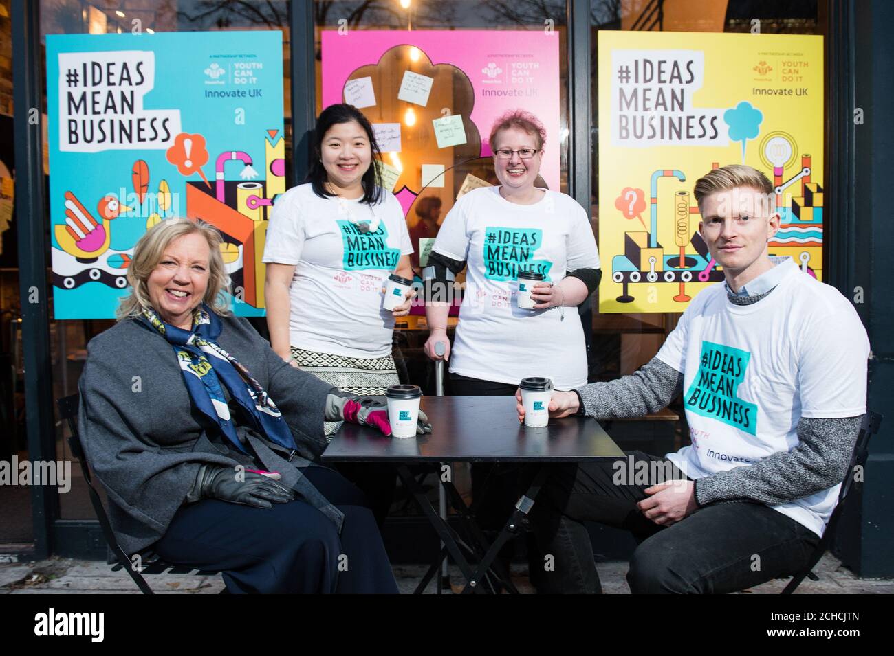 (De gauche à droite) l'entrepreneur Deborah Meaden, avec les ambassadeurs « Ideas Mean Business » Fanzi Down, Alison Mayston et Luke Johnstone, lance Innovate UK et l'initiative Prince's Trust #IdeasMeanBusiness, dans leur café-restaurant à Saint Espresso à Londres. ASSOCIATION DE PRESSE. Photo. Date de la photo: Mardi 5 décembre 2017. La nouvelle initiative #IdeasMeanBusiness est une recherche nationale visant à trouver et à soutenir la prochaine génération d'innovateurs britanniques sur lesquels repose l'économie britannique. Le crédit photo devrait se lire comme suit : Jeff Spicer/PA Wire Banque D'Images