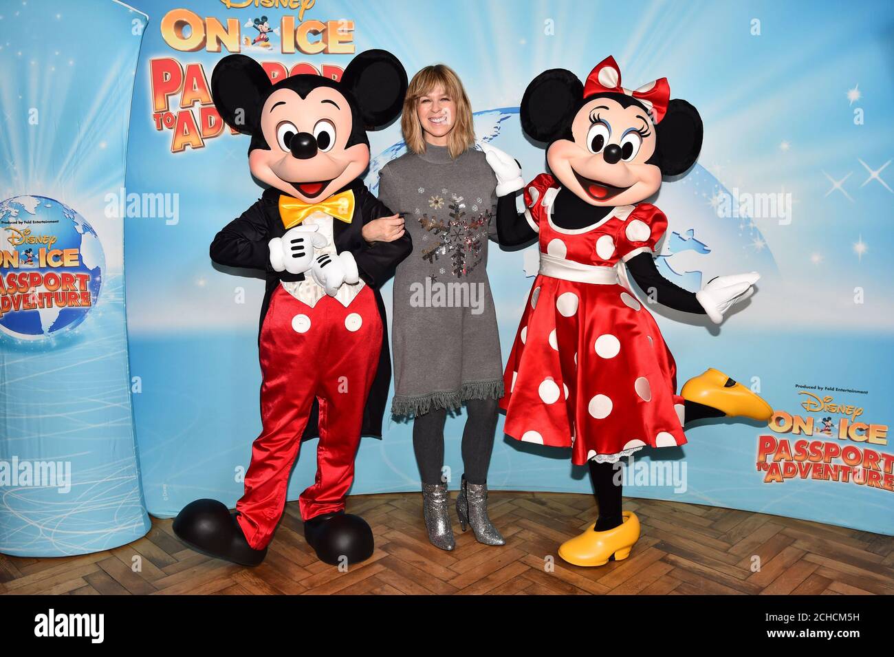Kate Garraway rencontre Mickey et Minnie Mouse lors de la soirée d'ouverture de Disney On Ice Passport to Adventure à l'O2 Arena du 20 décembre au 30 décembre à Londres. Banque D'Images