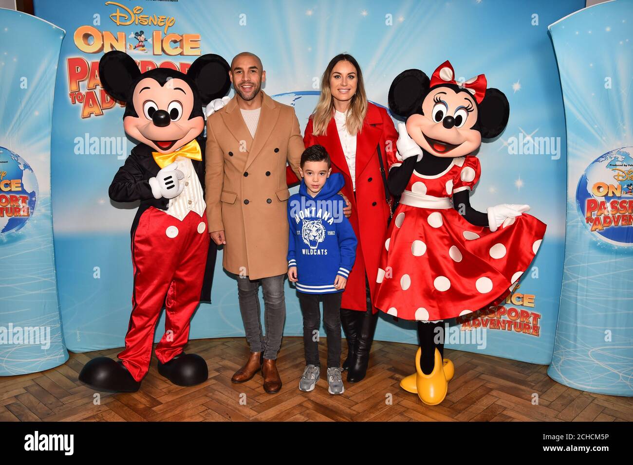 Alex Beresford, femme Natalie et son fils Cruz rencontrent Mickey et Minnie Mouse à la soirée d'ouverture de Disney on Ice Passport to Adventure à l'O2 Arena du 20 décembre au 30 décembre, Londres. Banque D'Images