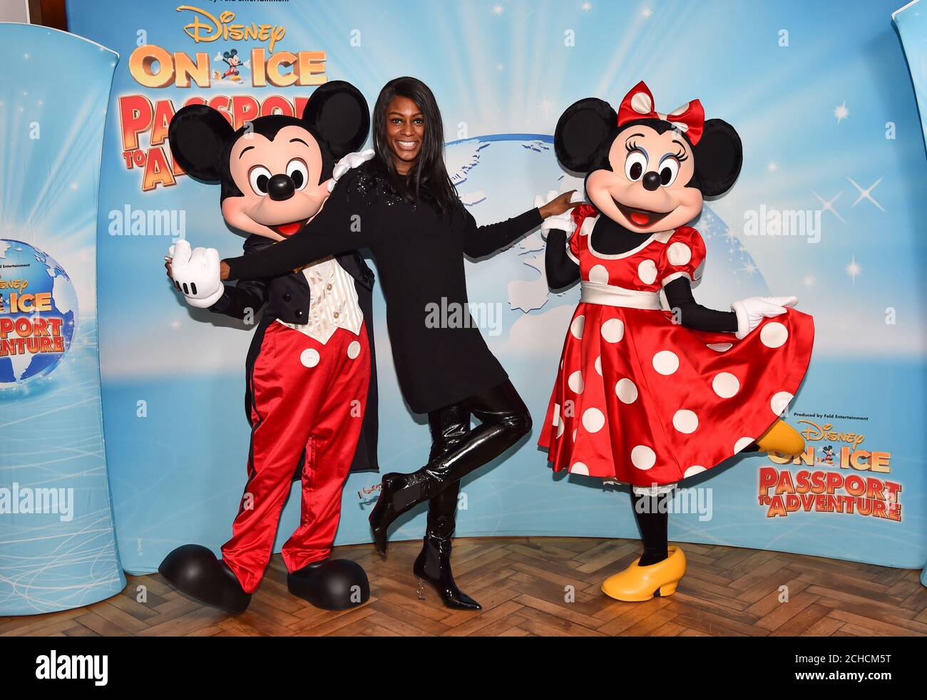 USAGE ÉDITORIAL EXCLUSIF Perri Shakes-Drayton rencontre Mickey et Minnie Mouse à la soirée d'ouverture de Disney on Ice Passport to Adventure à l'O2 Arena du 20 décembre au 30 décembre à Londres. Banque D'Images