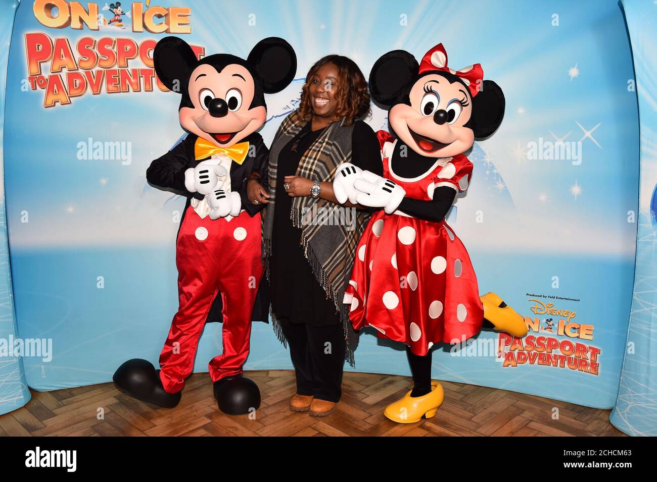 Chizzy Akudolu rencontre Mickey et Minnie Mouse à la soirée d'ouverture de Disney on Ice Passport to Adventure à l'O2 Arena du 20 décembre au 30 décembre à Londres. Banque D'Images