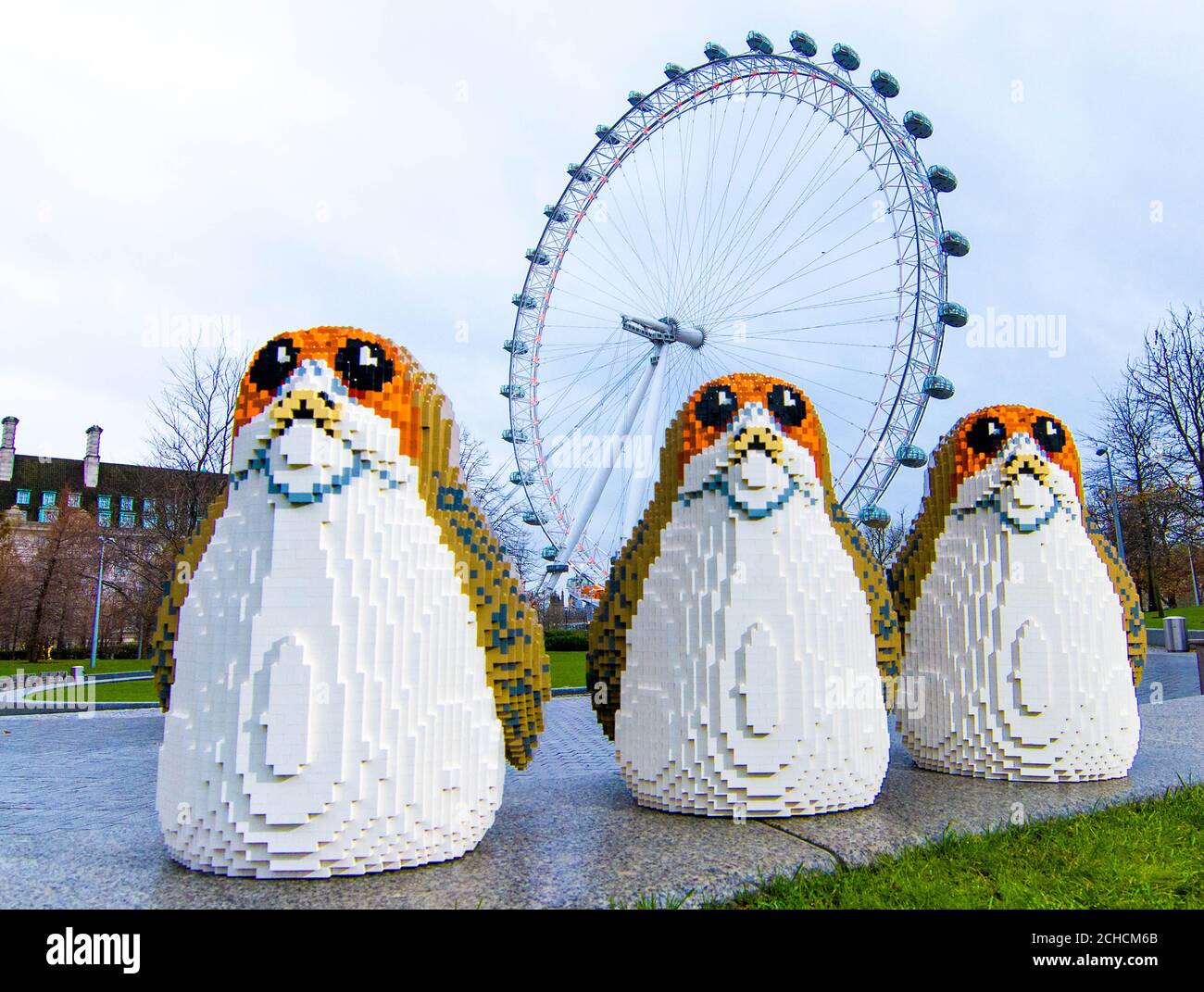 USAGE ÉDITORIAL SEULS trois porgs, les derniers personnages de Star Wars, apparaissent sur Trafalgar Square pour lancer la dernière gamme de produits LEGO avant Noël. Banque D'Images