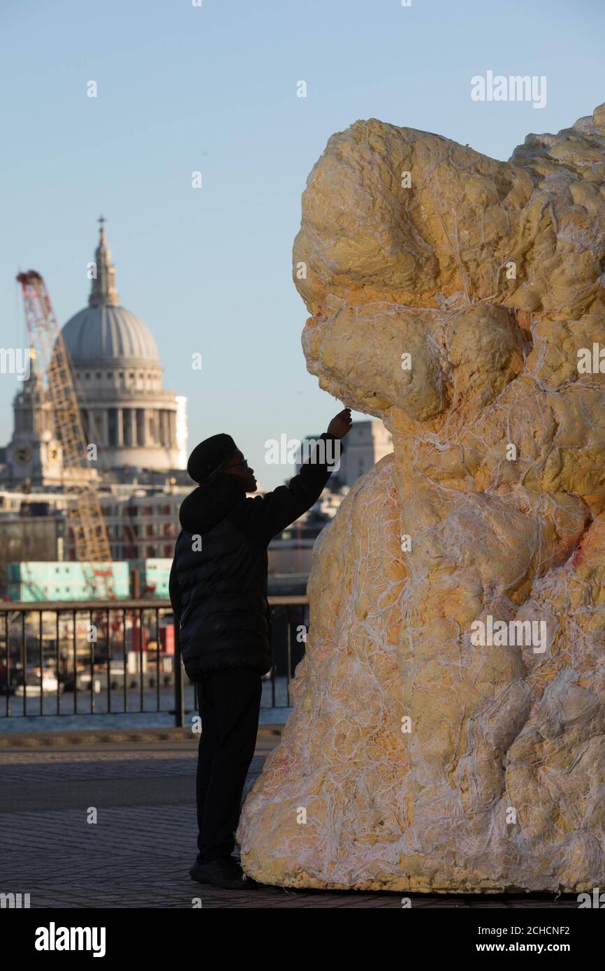 USAGE ÉDITORIAL SEUL Junior Boahere touche une sculpture de 12 pieds recouverte de graisse, un « fatberg », comme il est révélé par le service de santé préventive Thriva pour encourager les Britanniques à évaluer leur santé sanguine ce mois-ci, Londres. ASSOCIATION DE PRESSE. Photo. Date de la photo: Mardi 16 janvier 2018. Le 'fatberg' représente le gain de poids collectif UKÕs de 131,296 tonnes à Noël. Le crédit photo devrait se lire: David Parry/PA Wire Banque D'Images