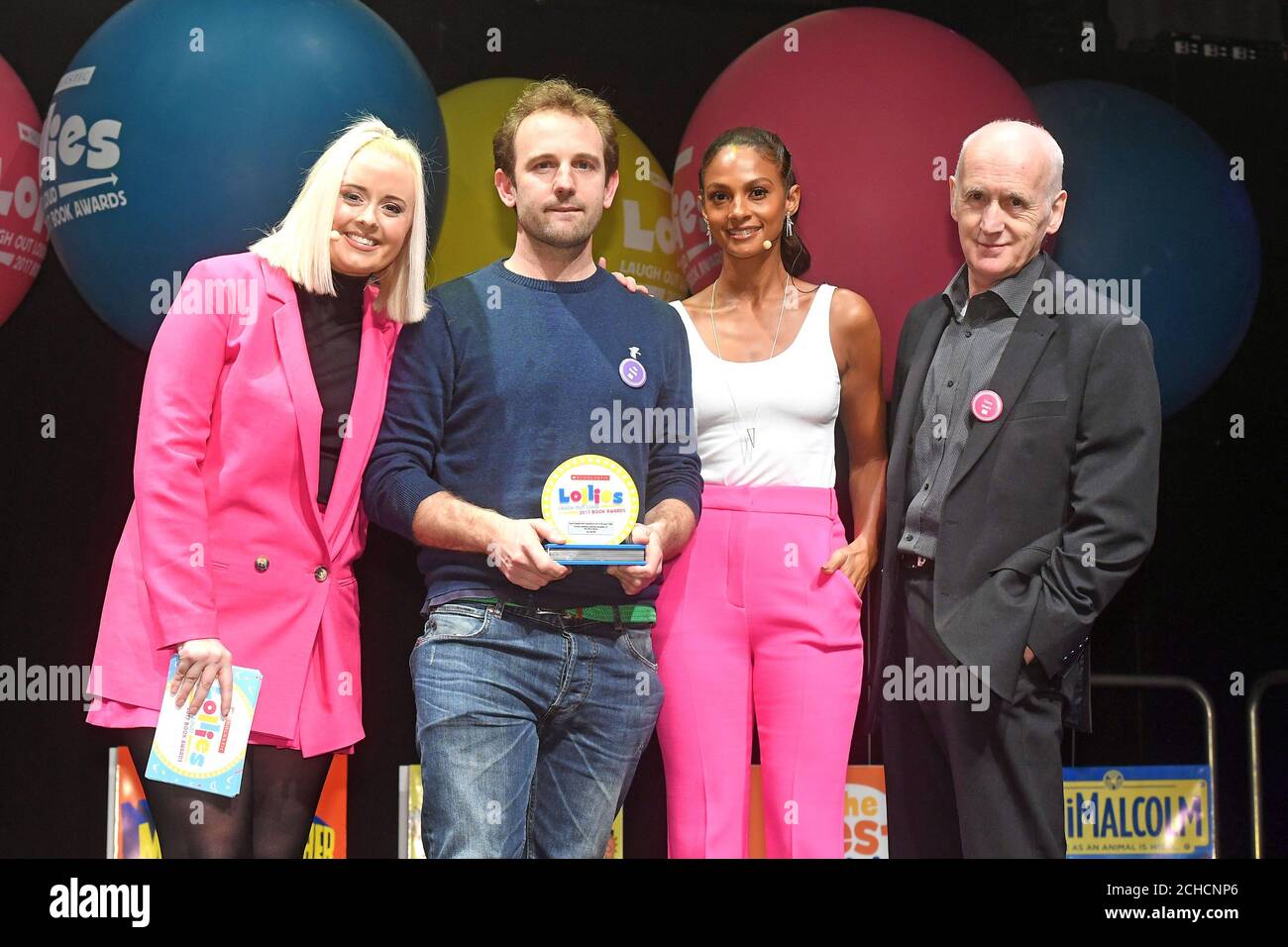 À USAGE ÉDITORIAL EXCLUSIF Alesha Dixon, Terry Deary (à droite) et Katie Thistleton (à gauche) présentent le prix du meilleur livre de rire à voix haute pour les 6 à 8 ans à Jim smith aux prix de rire à voix haute, « The Lollies », un événement de remise de prix créé par Scholastic, Pour célébrer les livres les plus drôles pour enfants au Troxy, Londres. ASSOCIATION DE PRESSE. Photo. Date de la photo: Jeudi 18 janvier 2018. Le crédit photo devrait se lire comme suit : Jonathan Hordle/PA Wire Banque D'Images