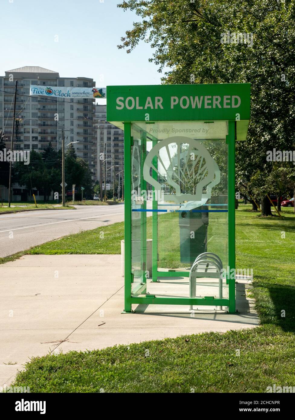 Autobus Sheleter lumières de Solar Power Sarnia Ontario Canada Solar Abri pour autobus alimenté parrainé par Shell Petroleum Banque D'Images