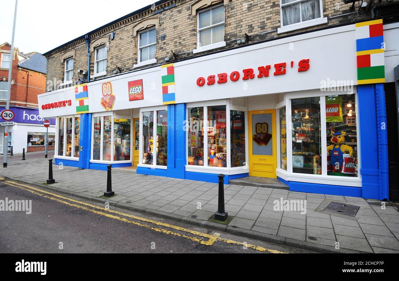 UTILISATION ÉDITORIALE SEULEMENT OsborneÕs magasin de jouets à Rushden, Northampton, brique leur boutique avant faade entièrement de LEGO pour célébrer le 60ème anniversaire de la célèbre brique. ASSOCIATION DE PRESSE. Photo. Date de la photo: Vendredi 26 janvier 2018. La boutique, fondée par Jim Osborne et toujours dirigée par sa femme, Pamela, et son fils, Wwill, a été le tout premier détaillant britannique à acheter et vendre LEGO. Le crédit photo devrait se lire: Rui Viera/PA Wire Banque D'Images