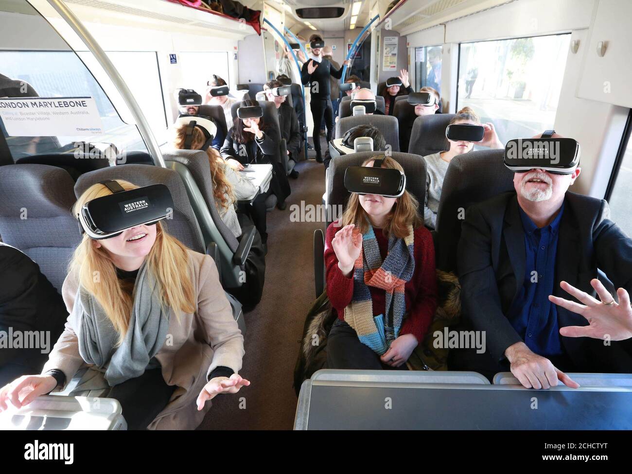 Les navetteurs sur un train Chiltern Railways à destination de Londres font l'expérience d'un avant-goût de l'Australie occidentale dans des micro-casques de réalité virtuelle (VR) entièrement immersifs. ASSOCIATION DE PRESSE. Photo. Date de la photo: Lundi 5 mars 2018. Cette expérience unique a été commandée par Tourism Western Australia en partenariat avec Chiltern Railways pour célébrer le lancement du tout premier vol sans escale entre le Royaume-Uni et l'Australie. Le format interactif à 360 degrés donne aux passagers la chance de rencontrer la faune de l'Australie occidentale, qui inclut la baignade avec les requins baleines doux et la rencontre avec les quokkas amicaux. Se Banque D'Images