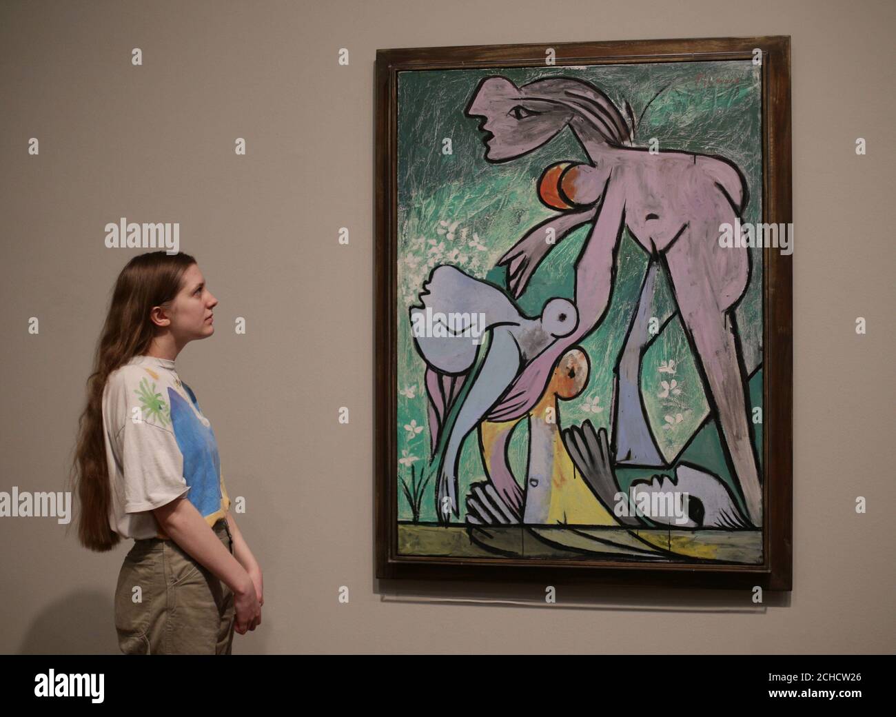 Une femme regardant le Rescue de Pablo Picasso, 1932, lors d'un aperçu de l'exposition Picasso 1932 - Amour, gloire, tragédie à Tate Modern à Londres. Banque D'Images