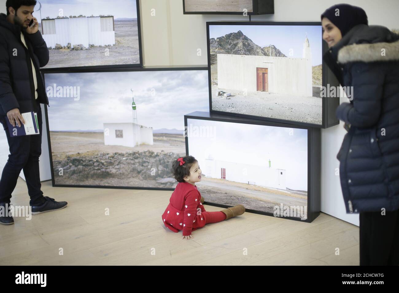 Les visiteurs regardent la dernière Tashahhud, photographie documentaire des mosquées le long des routes menant à la ville sainte d'Al-Maddinah Al Munawwarah, par Moath Al OFI, pendant les Journées culturelles saoudiennes à Phillips à Mayfair, Londres. Banque D'Images