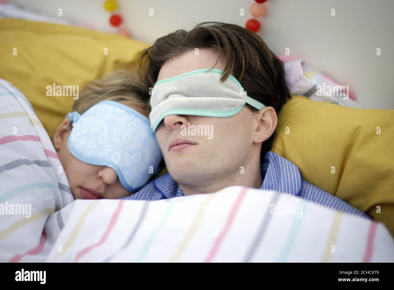 UTILISATION ÉDITORIALE SEULEMENT Cal strode et Beto Buswell sont couché au lit lors d'une séance de photo organisée par la Mental Health Foundation sur la colline du Parlement à Londres, pour marquer la Journée mondiale du sommeil, qui a lieu le vendredi 16 mars. Banque D'Images