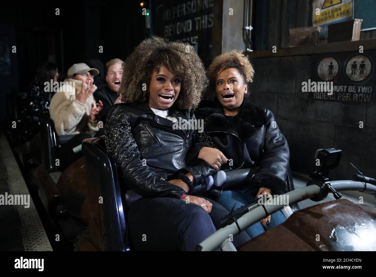 USAGE ÉDITORIAL SEUL Fleur East (à gauche) fait l'expérience de The Walking Dead: The Ride, à THORPE PARK Resort à Surrey. Banque D'Images