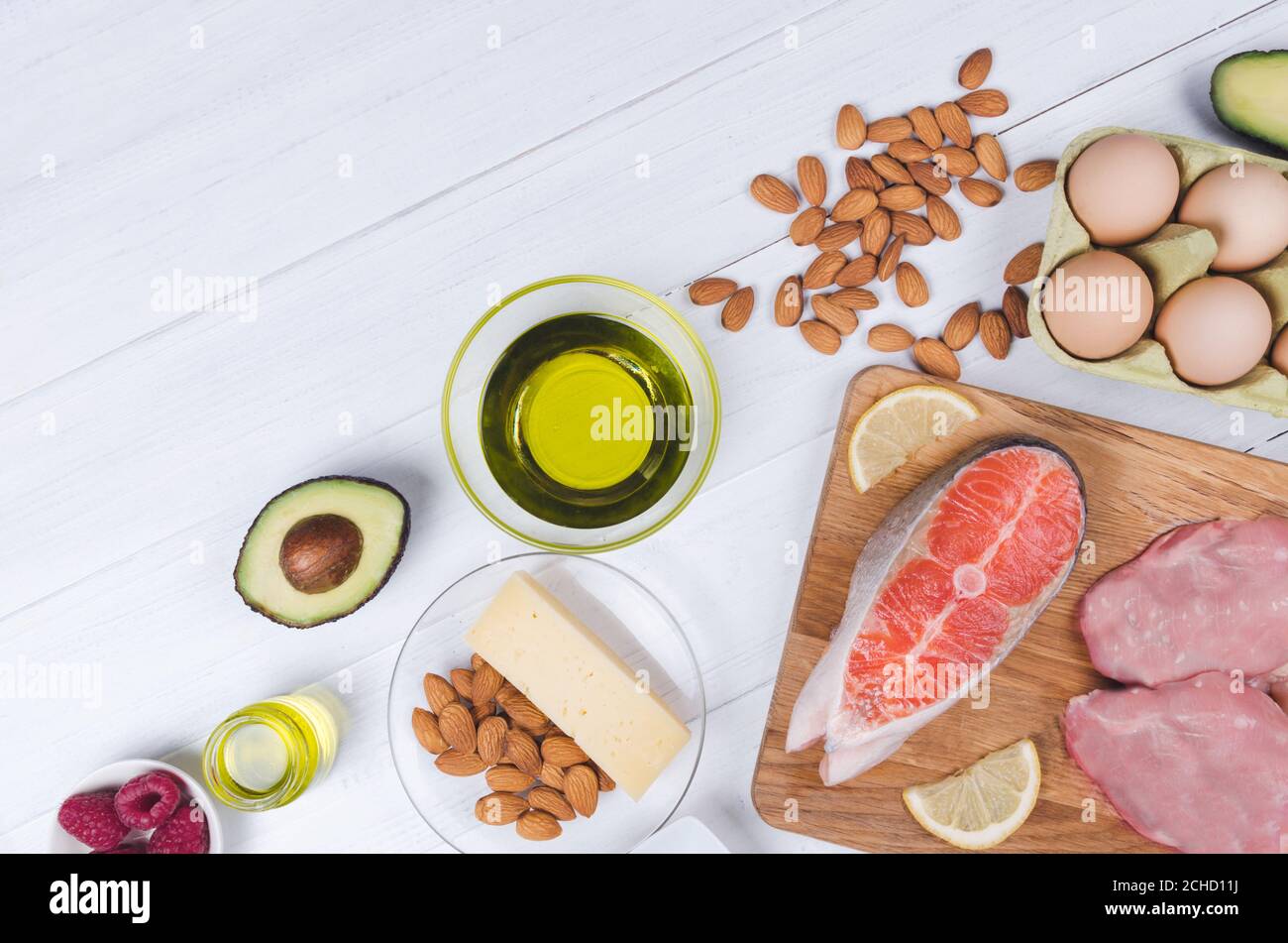 Keto alimentation, bas carb nourriture saine. Avocat, poisson, huile, noix sur fond blanc Banque D'Images