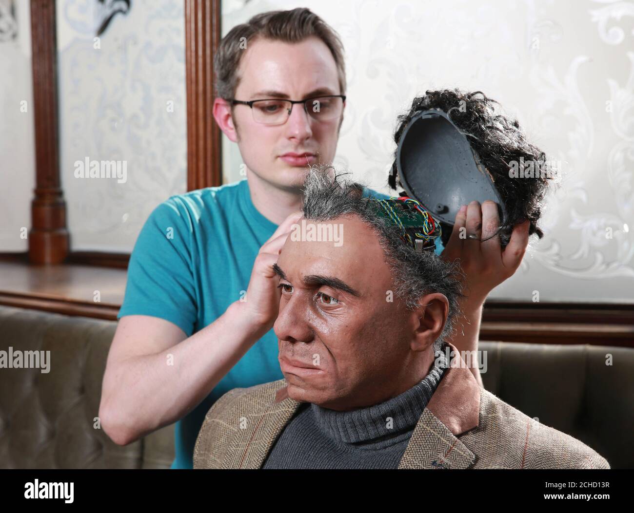 USAGE ÉDITORIAL SEUL UN ingénieur en robotique travaille à la construction de «&Ocirc;Fred », un robot humanoïde ultra-réaliste qui lancera la deuxième saison de Westworld, qui sera diffusé sur NOW TV à partir du 23 avril. Banque D'Images