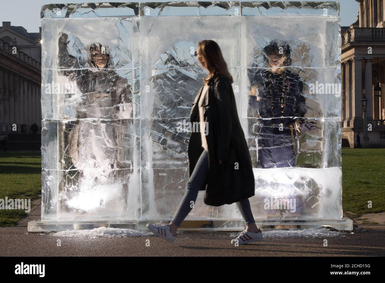 USAGE ÉDITORIAL SEULS les passants-bke jeter un coup d'œil à une installation mettant en vedette des personnages piégés dans un bloc de glace devant le Old Royaval Collegelege à Greenwich, Londres pour célébrer le lancement d'un nouveau spectacle The Terror, qui a été lancé le mardi 24 avril sur BT TV sur la chaîne AMC. Banque D'Images