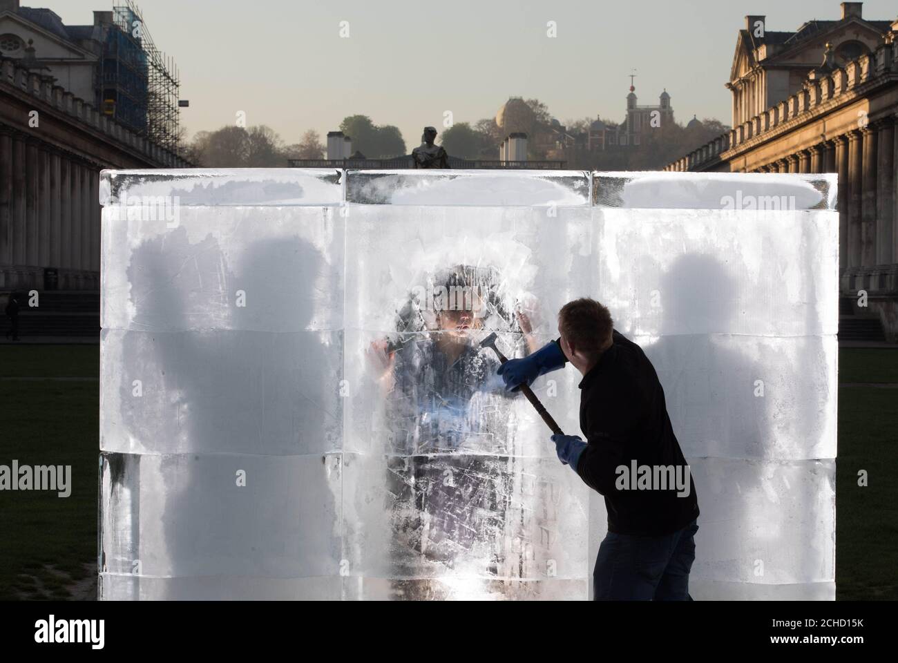 Finishingcheuches sont faits à une installation avec des figures piégées iblock de glace à l'extérieur de l'Old Royal Naval Col College à Greenwich, Londres pour célébrer le lancement du nouveau spectacle The Terror, qui a été créé le mardi 24 avril sur BT TV sur la chaîne AMC. Banque D'Images