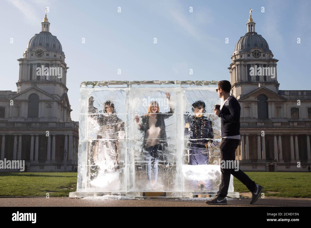 UTILISATION ÉDITORIALE SEULE Sandra ci frc de Londres interagit avec une installation comportant figureened dans un bloc de glace devant le Old RoyaRoyal Naval College de Greenwich, Londres pour célébrer le lancement du nouveau spectacle The Terror, qui a été présenté le mardi 24 avril sur BT TV sur la chaîne AMC. Banque D'Images