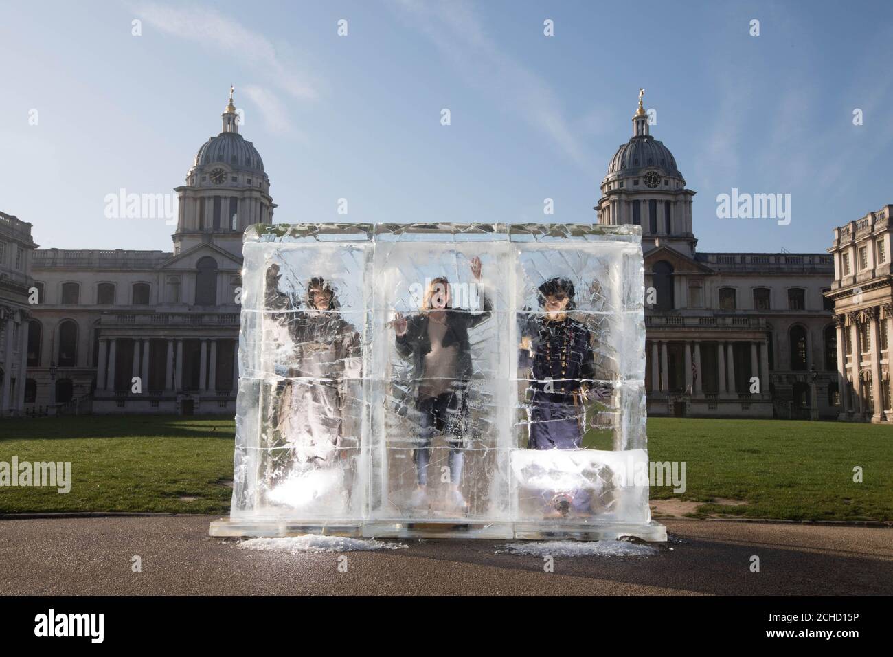 USAGE ÉDITORIAL SEULE Sandra Ciubuc de Londres interagit avec une installation mettant en vedette des figures piégées dans un bloc de glace à l'extérieur de l'Old Royal Naval College de Greenwich, Londres pour célébrer le lancement du nouveau spectacle The Terror, qui est présenté en première le mardi 24 avril sur BT TV sur la chaîne AMC. Banque D'Images