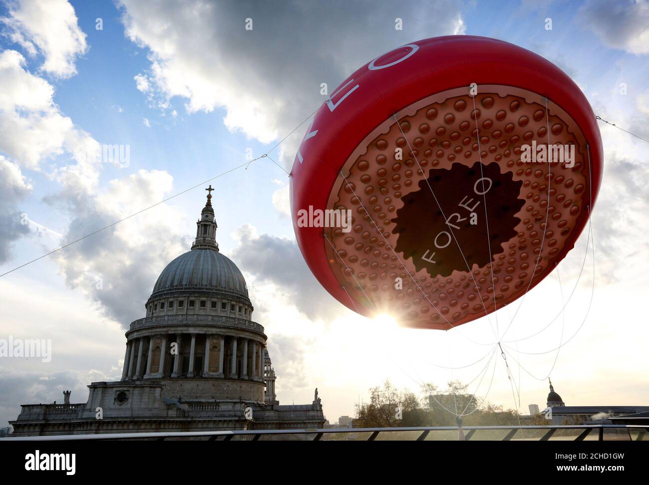 Une version gonflable de 5 mètres du nouvel OVNI FOREO, le premier masque intelligent au monde apparaît à St Paul's à Londres pour célébrer aujourd'hui la Journée nationale des étrangers. Banque D'Images