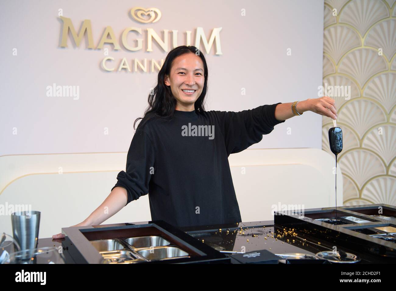 Alexander Wang fait son propre Magnum personnalisé à l'événement Magnum x Alexander Wang, qui célèbre la gamme emblématique de crèmes glacées de Magnums. Banque D'Images