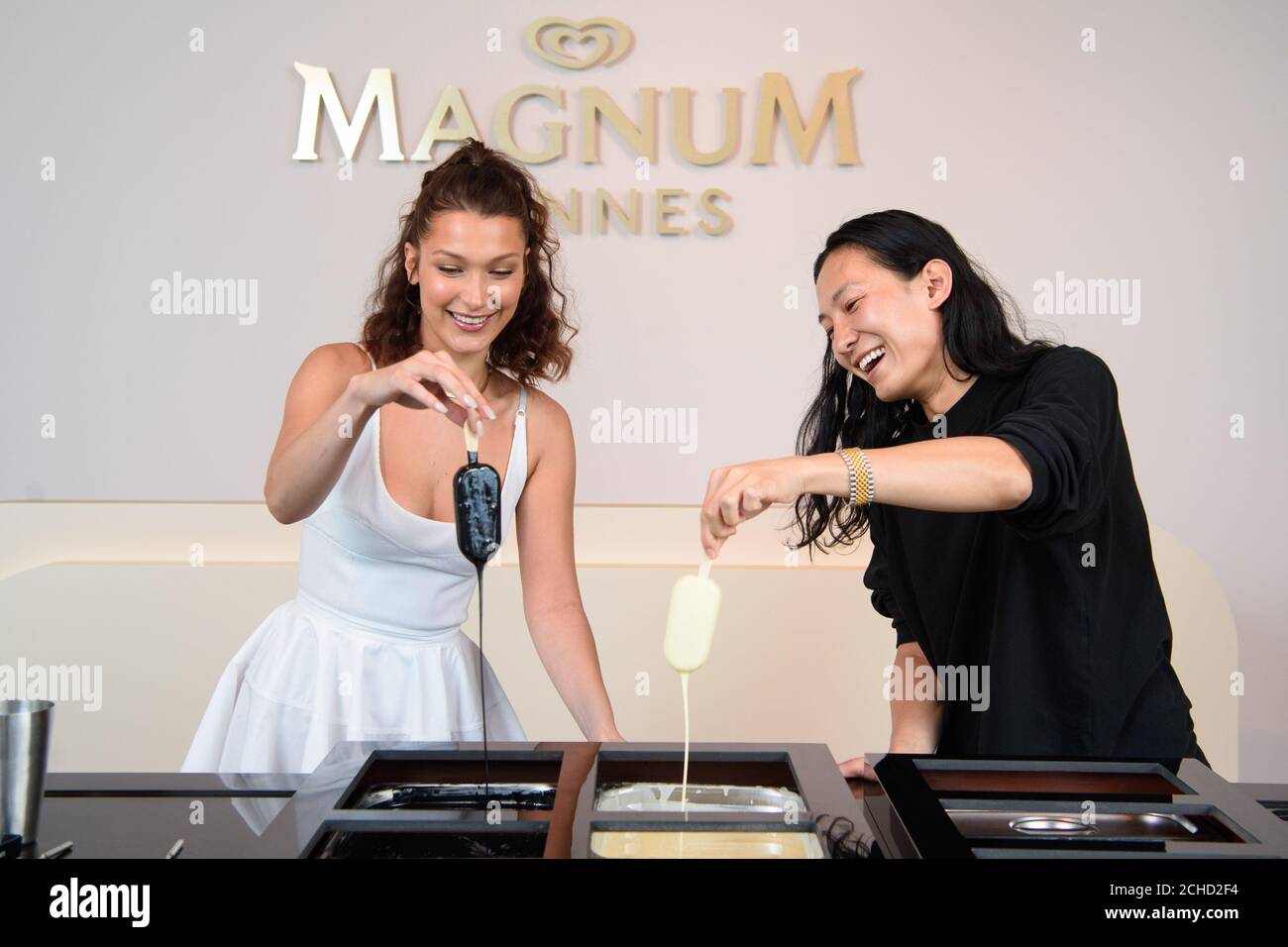 USAGE ÉDITORIAL SEULS Bella Hadid et Alexander Wang font leur propre Magnum personnalisé à l'événement Magnum x Alexander Wang, qui célèbre la gamme emblématique de crèmes glacées de Magnum. Banque D'Images