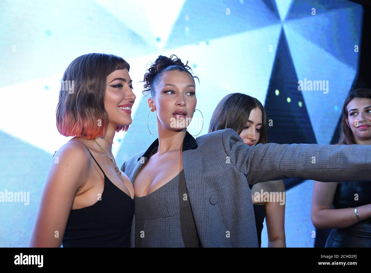 USAGE ÉDITORIAL SEULEMENT Bella Hadid avec DJs Simi Haze à Cannes à la Magnum x Alexander Wang soirée de plaisir pour célébrer la gamme de crèmes glacées de Magnum #TakePleasureSerieusement. Banque D'Images