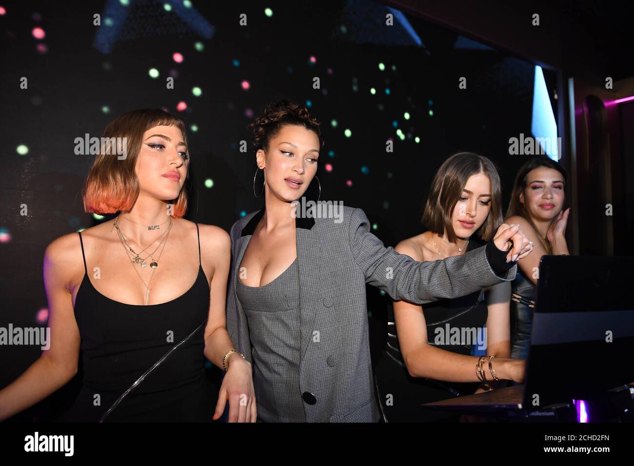 USAGE ÉDITORIAL SEULEMENT Bella Hadid avec DJs Simi Haze à Cannes à la Magnum x Alexander Wang soirée de plaisir pour célébrer la gamme de crèmes glacées de Magnum #TakePleasureSerieusement. Banque D'Images