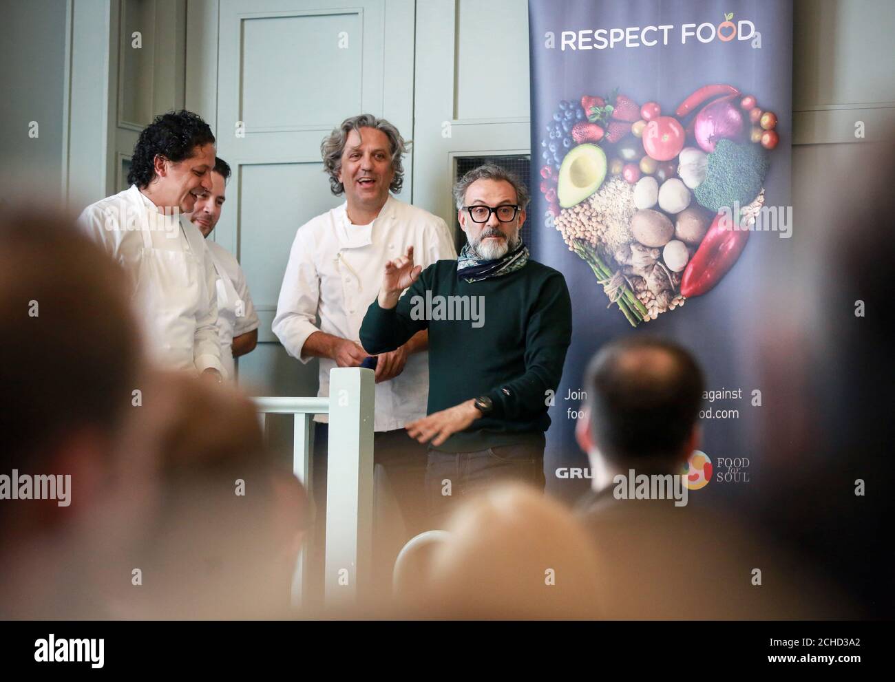 USAGE ÉDITORIAL SEUL le chef Massimo Bottura organise un événement avec Grundig pour célébrer le nouveau partenariat de sa charité Food for Soul, une organisation à but non lucratif qui vise à promouvoir la sensibilisation sociale au gaspillage alimentaire et à la faim, et la marque d'appareils électroménagers Earls court, Londres. Banque D'Images