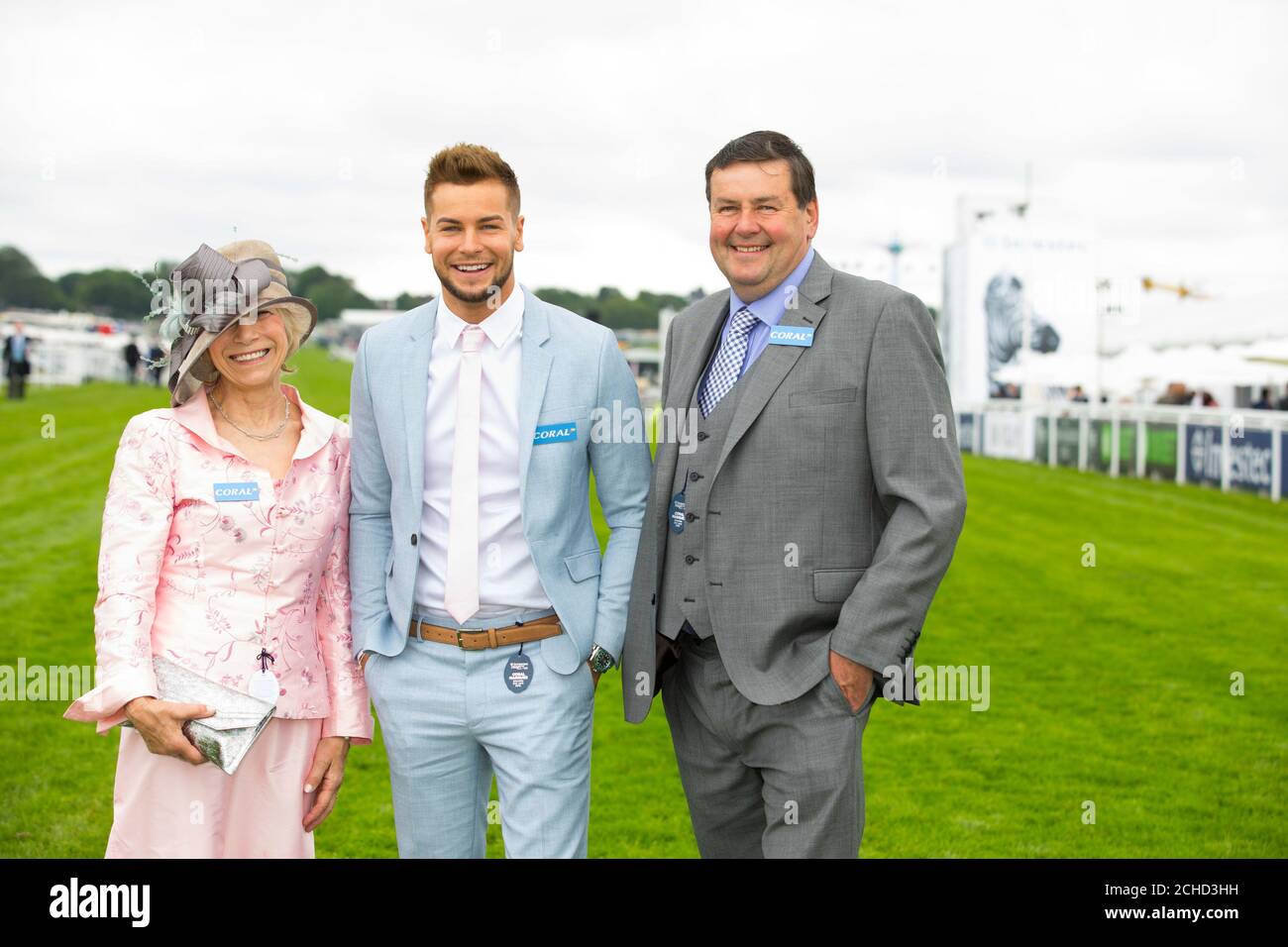 Chris Hughes arrive avec ses parents, Val et Paul, à l'Epsom Derby Day de cette année, en tant qu'ambassadeur officiel de la campagne #LoveRacing de Coral, Surrey. ASSOCIATION DE PRESSE. Photo. Date de la photo: Samedi 2 juin 2018. Coral est entré à Chris Hughes dans la course caritative Best Western Hotels & Macmillan Ride of the Lives au York Racecourse, le 16 juin. Le crédit photo devrait se lire: David Parry/PA Wire Banque D'Images