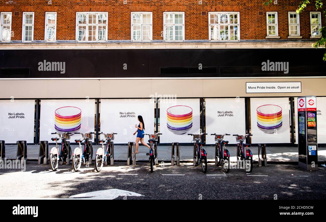 LE LUNDI 2 JUILLET 0001, DATE D'EMBARQUEMENT : L'ÉDITORIAL NE CONTIENT QU'UNE vue d'ensemble de YO!, le restaurant japonais de sushis et de restauration de rue de High Street Kensington à Londres, avec le slogan &Ocirc;No Labels. Just Pride&Otilde ; pour célébrer la fierté à Londres. Banque D'Images