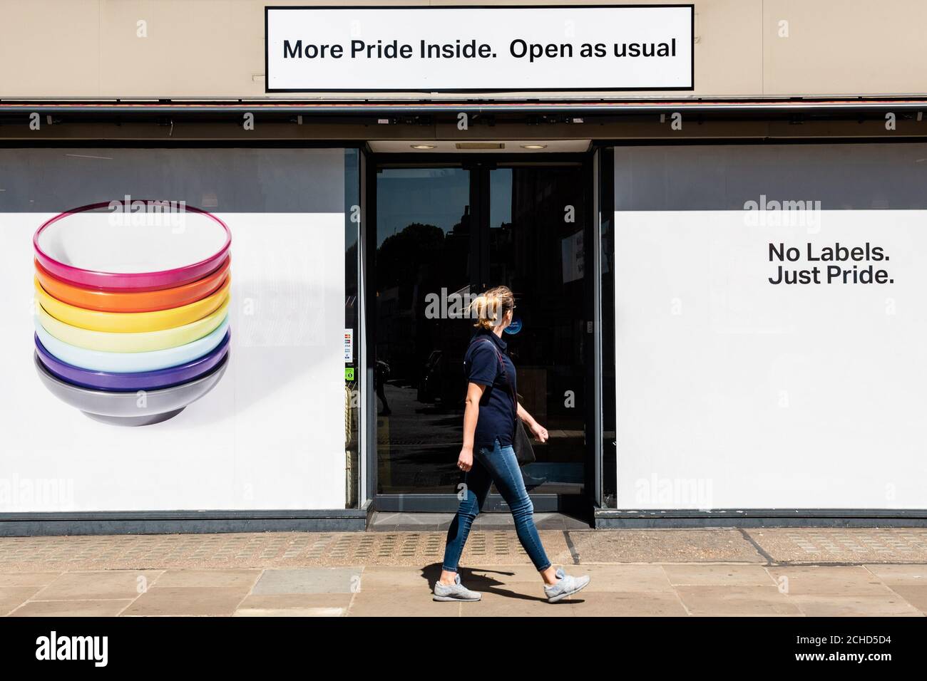 SOUS EMBARGO À 0001 LUNDI 2 JUILLET USAGE ÉDITORIAL SEULEMENT UNE vue générale de YO!, le restaurant japonais de la cuisine de rue et de sushi à High Street Kensington Londres qui a le slogan ÔNo Labels. Juste PrideÕ, pour célébrer la fierté à Londres. Banque D'Images