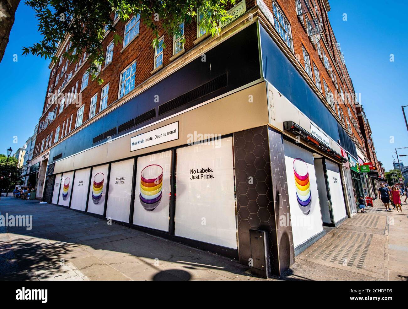 LE LUNDI 2 JUILLET 0001, DATE D'EMBARQUEMENT : L'ÉDITORIAL NE CONTIENT QU'UNE vue d'ensemble de YO!, le restaurant japonais de sushis et de restauration de rue de High Street Kensington à Londres, avec le slogan &Ocirc;No Labels. Just Pride&Otilde ; pour célébrer la fierté à Londres. Banque D'Images