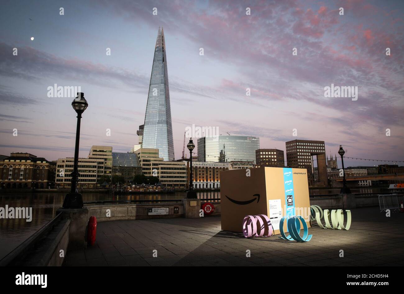 Une boîte de livraison de 10 m x 10 m arrive à Londres pour annoncer le lancement d'Amazon Prime Day, qui offre 36 heures de remises et de promotions à partir de midi le lundi 16 juillet. Banque D'Images