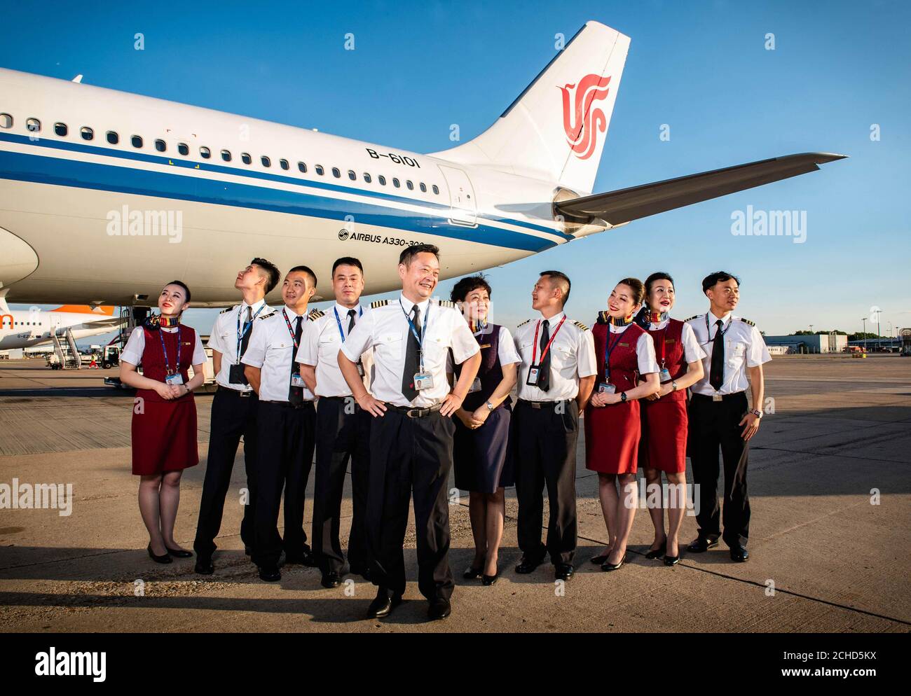 Li Yunchuan, le PDG d'Air China, et l'équipage inaugural de vol fêtent la présence de la compagnie aérienne à l'aéroport de Gatwick, pour lancer son nouveau service long-courrier de Gatwick à Chengdu, la seule liaison directe du Royaume-Uni vers la ville. ASSOCIATION DE PRESSE. Photo. Date de publication : le mercredi 4 juillet 2018. Le crédit photo devrait se lire comme suit : John Nguyen/PA Wire Banque D'Images