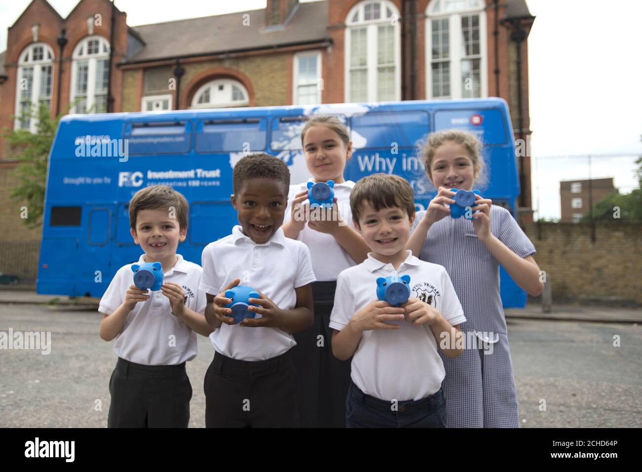 F&C Investment Trust et BMO Global Asset Management entament une tournée au Royaume-Uni avec la Shakespeare Schools Foundation, afin de rencontrer 1,000 enfants de l'école primaire cet été et de fournir des séances de formation sur une gamme de sujets d'argent, y compris les économies, la valeur de l'argent et la façon dont l'argent croît au fil du temps. Banque D'Images