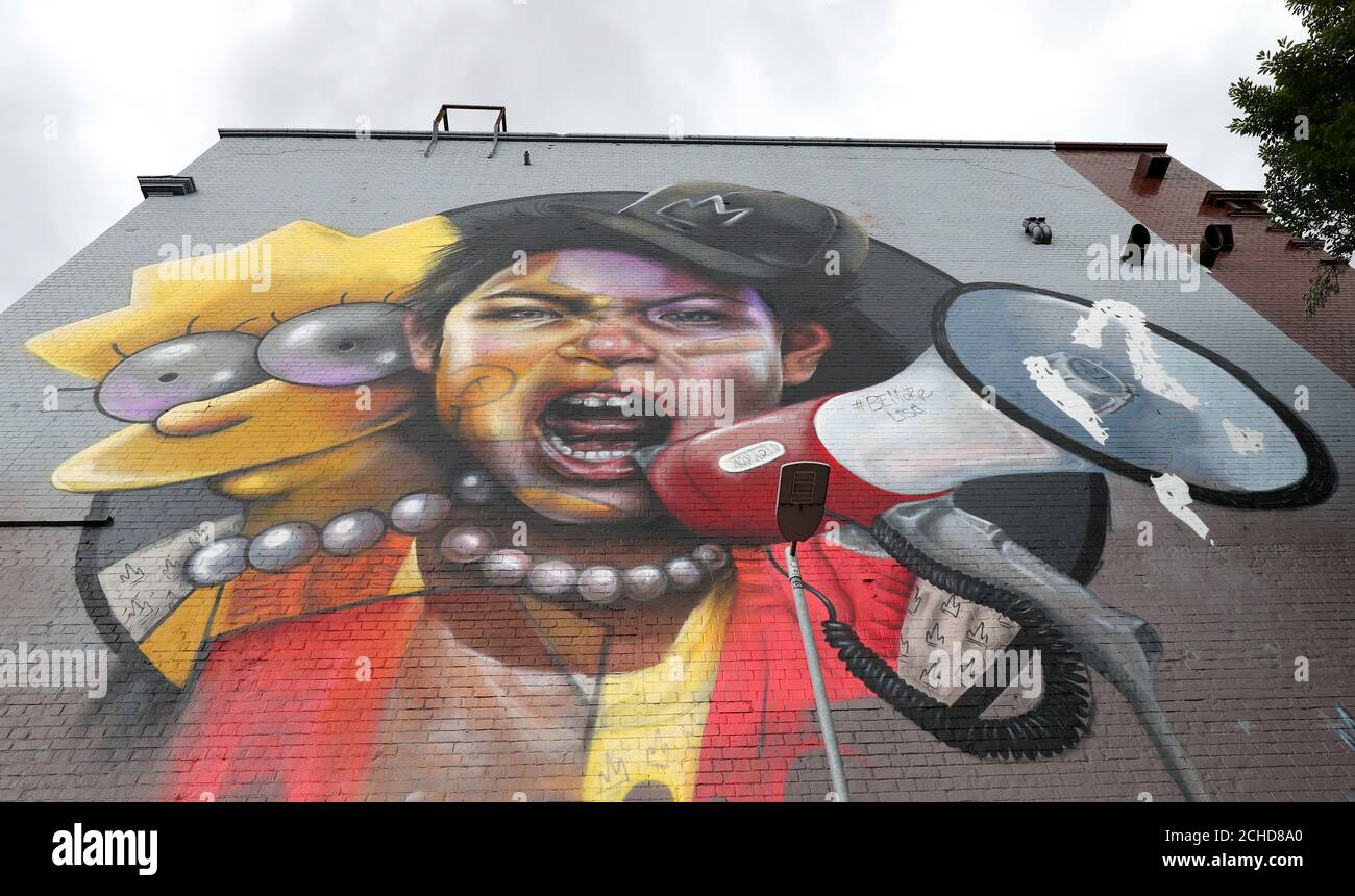 Une vue détaillée de la fresque incorporant Lisa Simpson et du 100 ans anniversaire du mouvement suffragette, peinte par Nomad Clan du côté de l'ancien Tobacco Building à Bristol, lors du festival Upfest 2018 à Bristol, le plus grand festival Street Art & Graffiti d'Europe. Banque D'Images