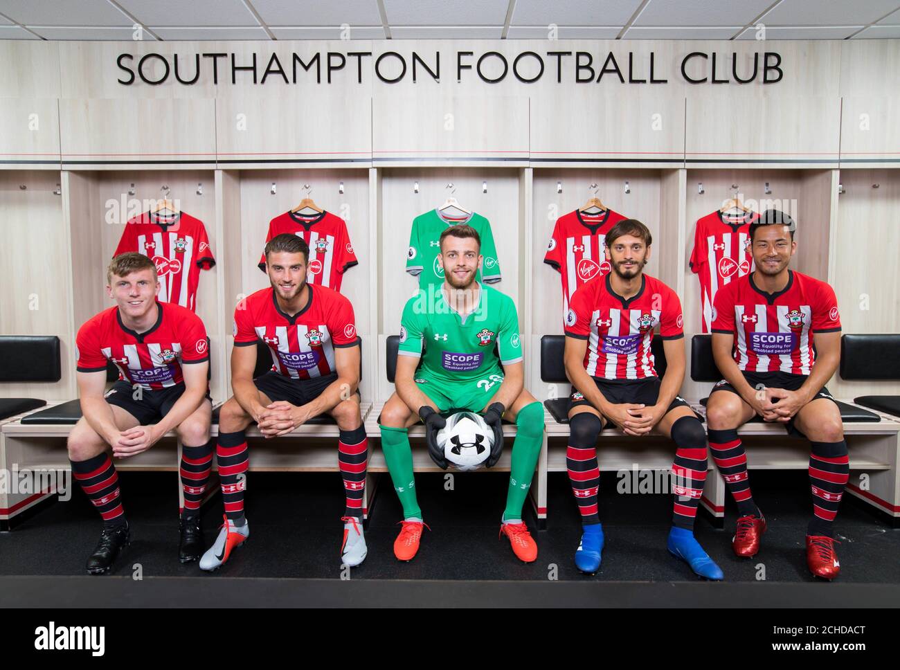 (De gauche à droite) les joueurs de Southampton Matt Targett, Wesley Hoedt, Angus Gunn, Manolo Gabbiadini et Maya Yoshida portent un maillot unique portant la marque Scope sous le nom de Virgin Media, le sponsor officiel de l'équipe, Donne le parrainage du club à l'organisme de bienfaisance pour mettre l'égalité des personnes handicapées au centre du football, au stade St Mary's de Southampton. Banque D'Images