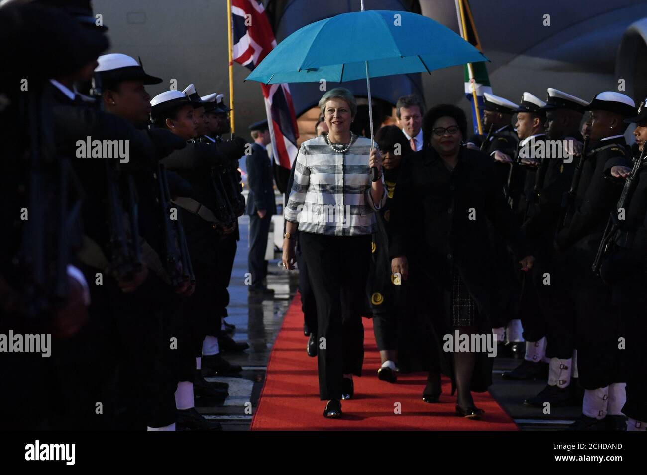 Premier ministre Theresa peut arrive à l'aéroport de Cape Town sur le premier jour de son voyage en Afrique du Sud, le Nigeria et le Kenya dans le cadre d'une mission commerciale visant à soutenir l'UK's post-Brexit fortunes. Banque D'Images