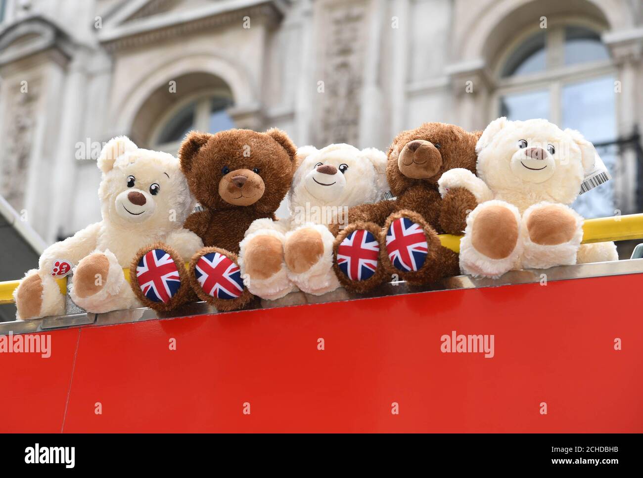 USAGE ÉDITORIAL SEULS les passagers à bord du bus Original Tour sont des  ours en peluche doués par Build-A-Bear pour célébrer la Journée nationale  de l'ours en peluche, à Londres Photo Stock -