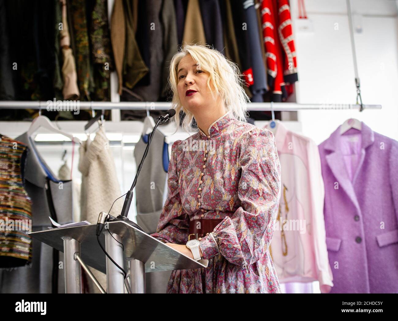 Justine Simons, vice-maire de l'OBE de Londres, s'exprime lors du lancement du quartier de la mode, qui est un nouveau centre d'innovation de la mode qui vise à faire revenir la fabrication et le design de mode de pointe dans l'est du pays, qui s'est tenu au studio de Christopher Raeburn à Londres. Banque D'Images